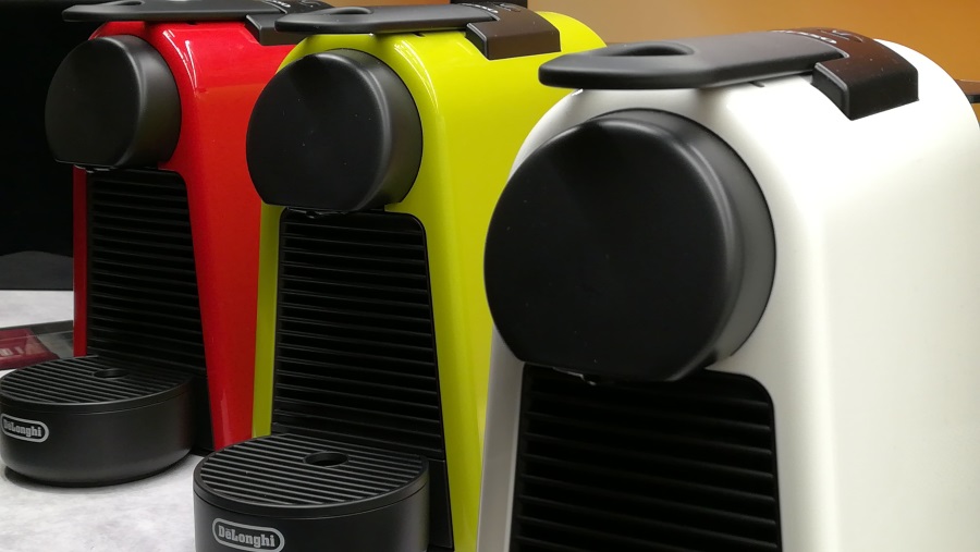 Bunte Farben, Dreieckige Form: Die Delonghi Essenza Mini