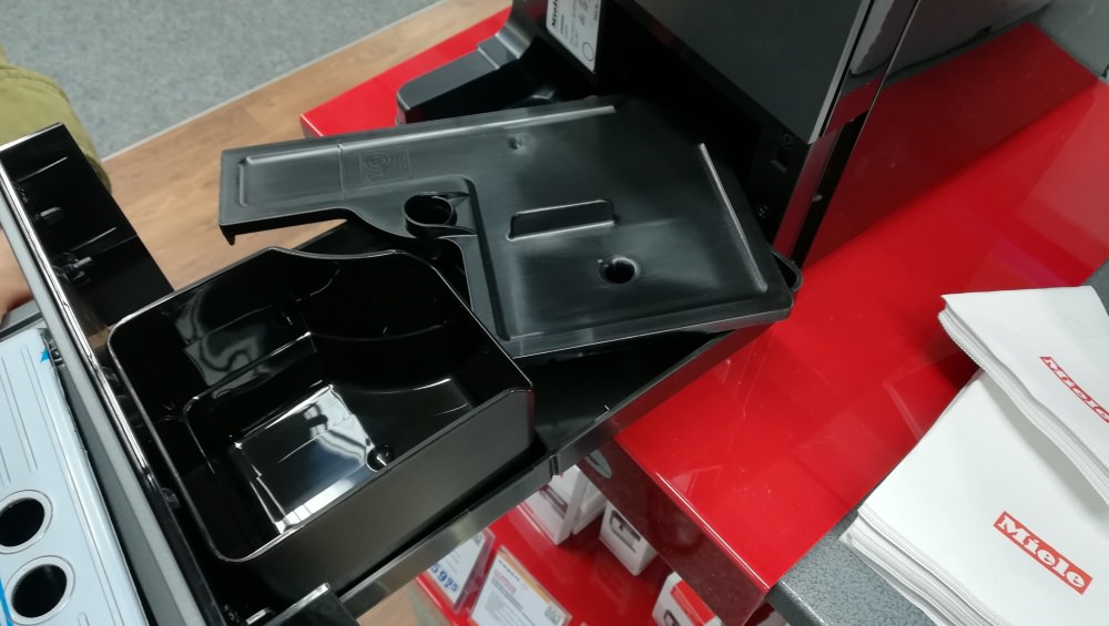 Miele CM 5 geöffnet Tresterbehälter und Ablaufschale